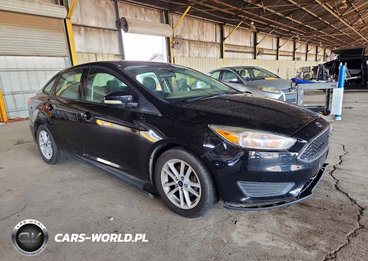 2017 Ford Focus Se VIN:1FADP3F24HL315455 - 4