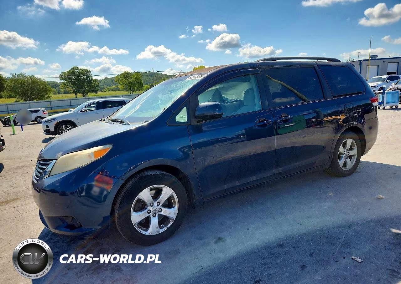 2011 Toyota Sienna Le – zdjęcie 1 z 13