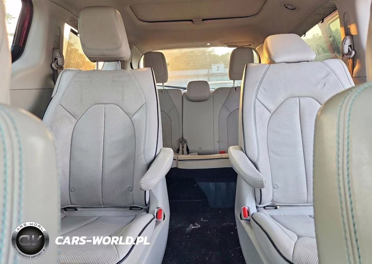 2020 Chrysler Pacifica Hybrid Limited VIN:2C4RC1N78LR146778 - 10