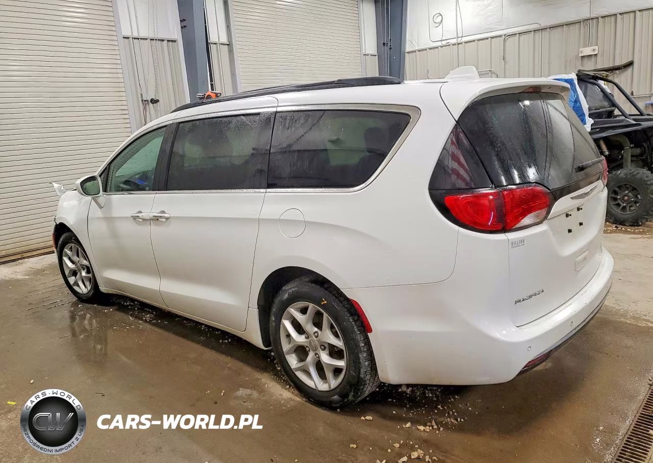 2018 Chrysler Pacifica Touring Plus VIN:2C4RC1FG1JR183120 - 2