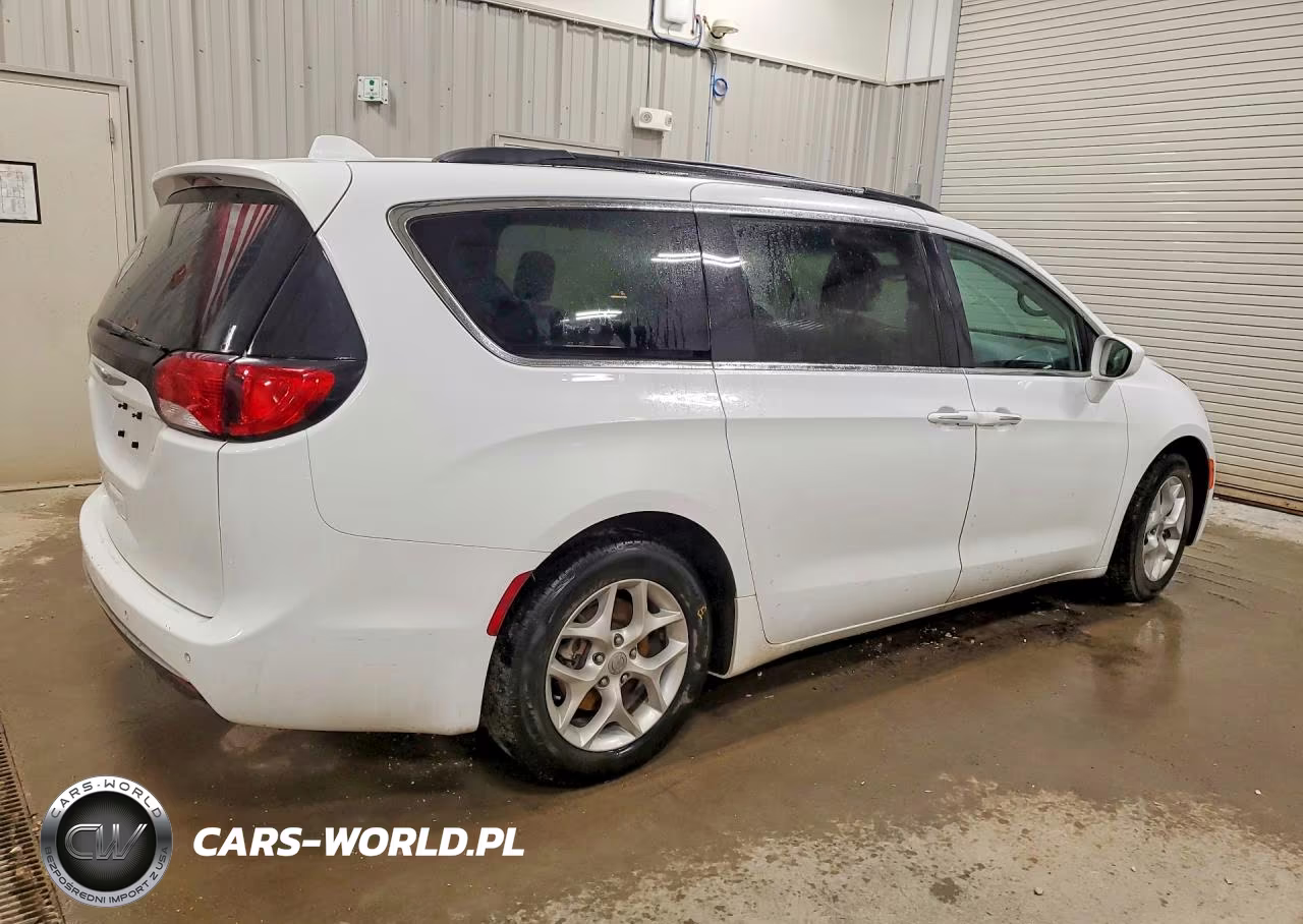 2018 Chrysler Pacifica Touring Plus VIN:2C4RC1FG1JR183120 - 3