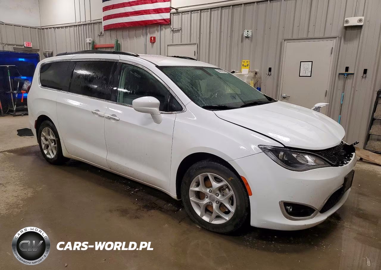 2018 Chrysler Pacifica Touring Plus VIN:2C4RC1FG1JR183120 - 4