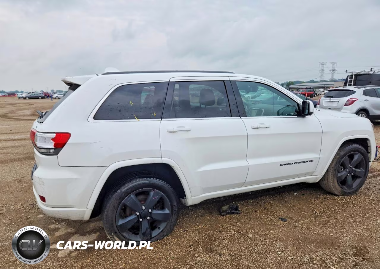 2015 Jeep Grand Cherokee Laredo VIN:1C4RJFAG6FC680173 - 3