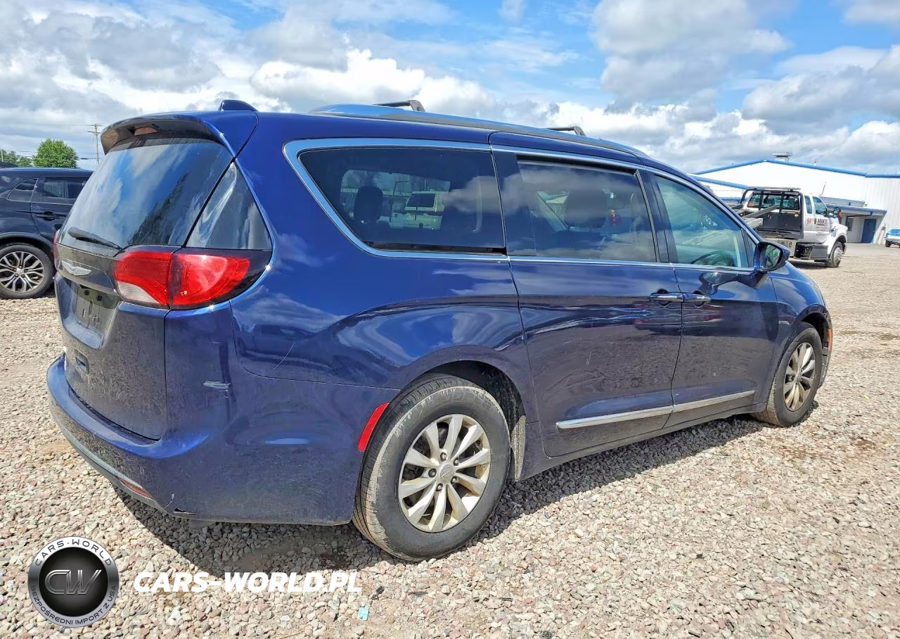 2018 Chrysler Pacifica Touring L VIN:2C4RC1BGXJR280533 - 3