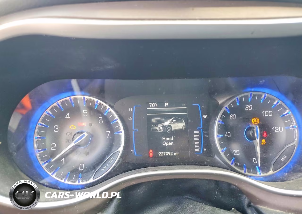 2018 Chrysler Pacifica Touring L VIN:2C4RC1BGXJR280533 - 9