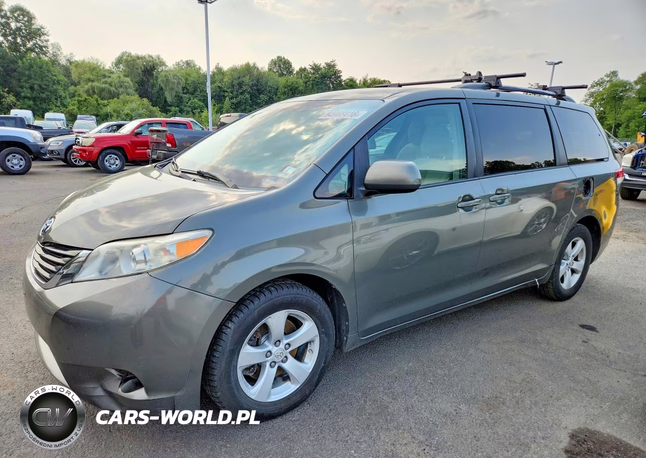 2011 Toyota Sienna Le – zdjęcie 1 z 13