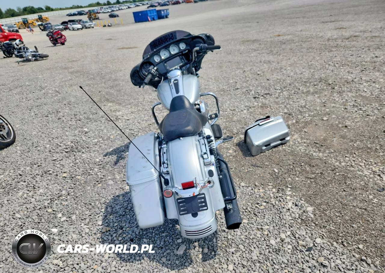 2015 Harley-Davidson Flhxs Street Glide Special VIN:1HD1KRM10FB682041 - 4