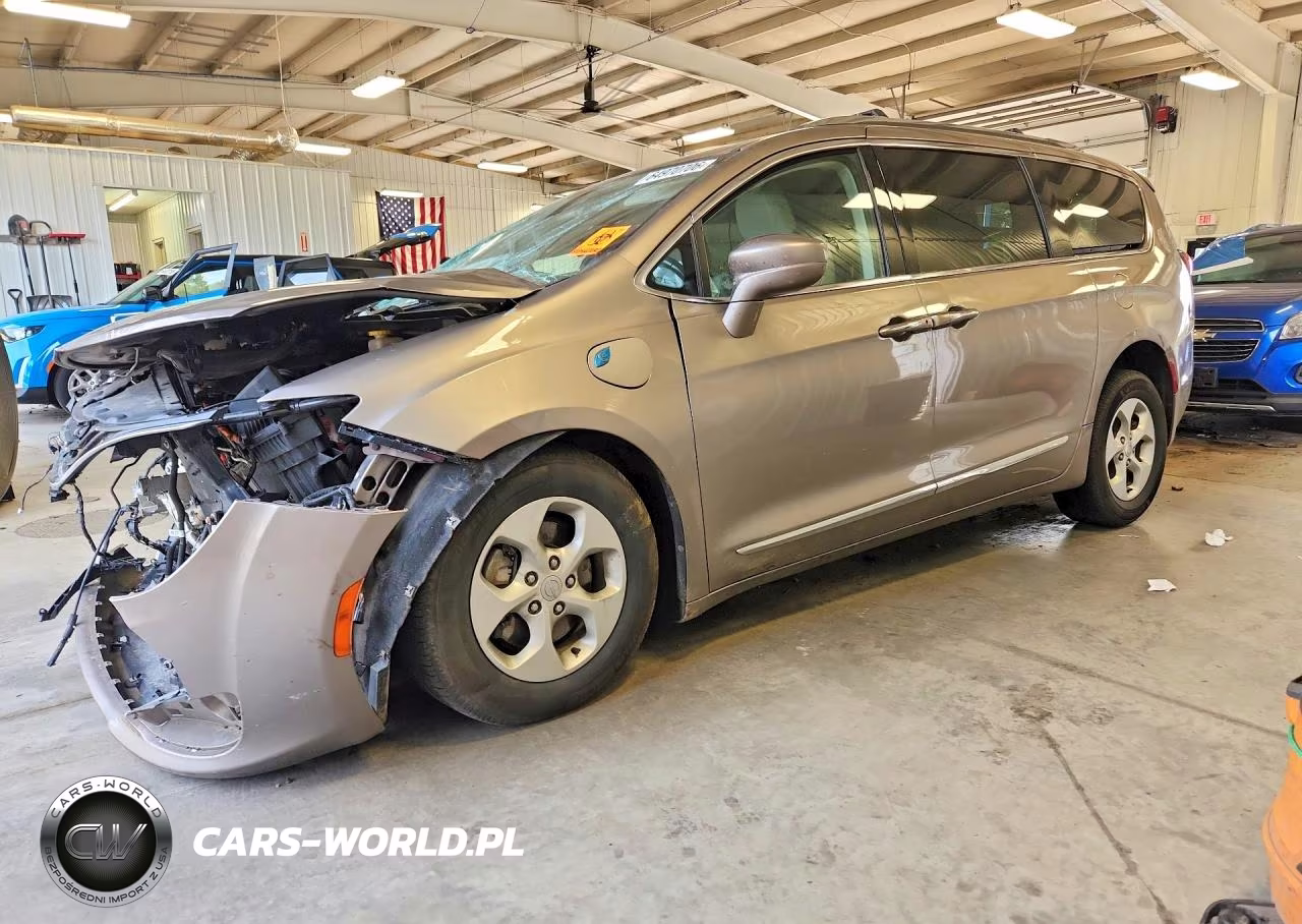 2018 Chrysler Pacifica Hybrid Touring L VIN:2C4RC1L78JR133495 - 1