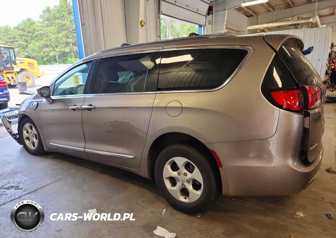 2018 Chrysler Pacifica Hybrid Touring L VIN:2C4RC1L78JR133495 - 2