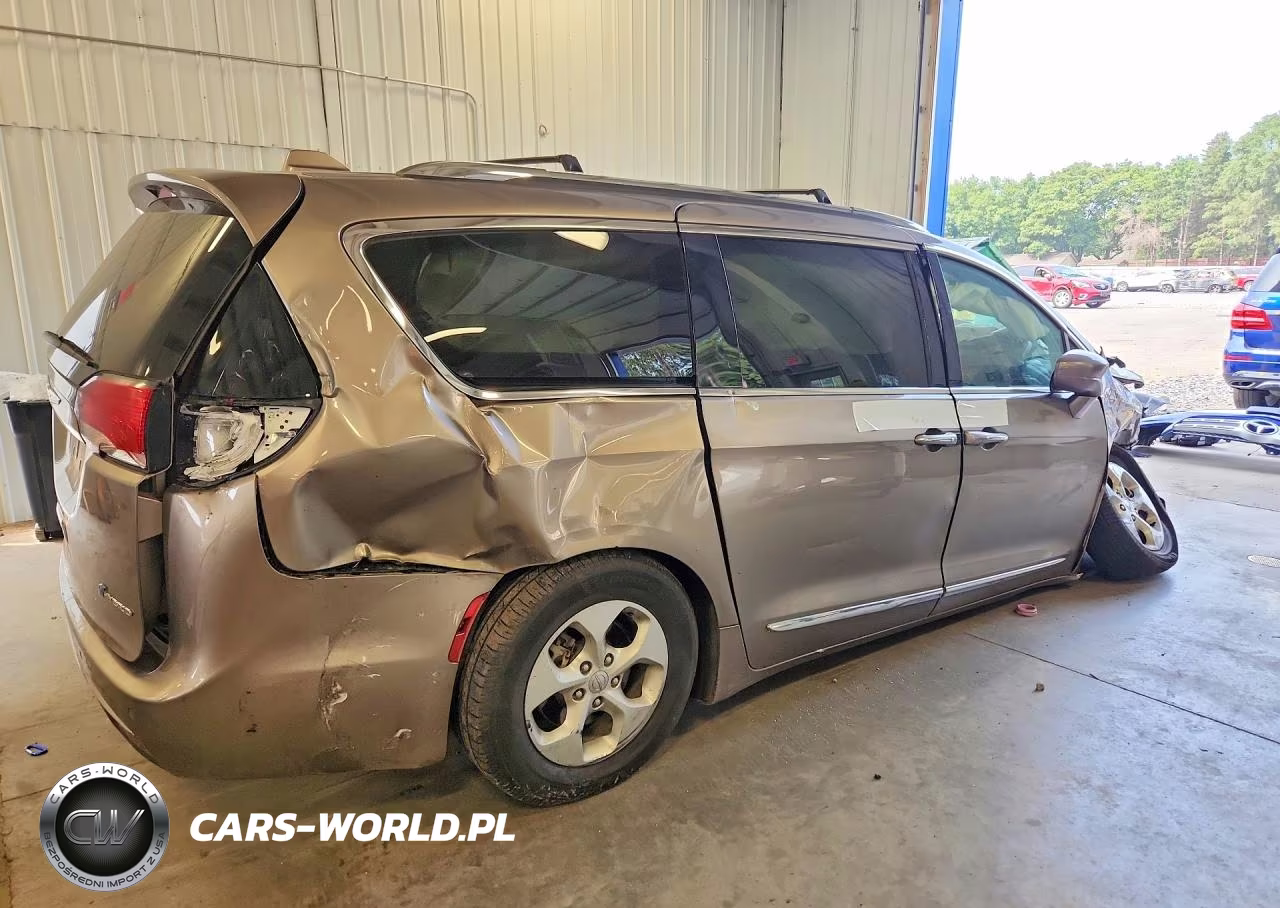 2018 Chrysler Pacifica Hybrid Touring L VIN:2C4RC1L78JR133495 - 3