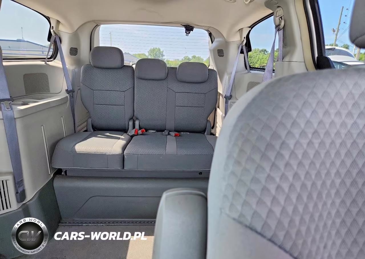 2010 Chrysler Town & Country Touring VIN:2A4RR5D12AR235188 - 10