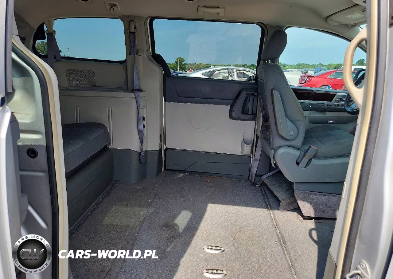 2010 Chrysler Town & Country Touring VIN:2A4RR5D12AR235188 - 11