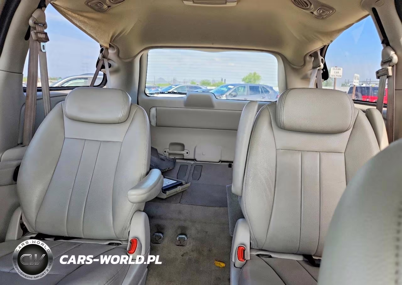 2005 Chrysler Town & Country Touring VIN:2C8GP54L05R249714 - 10