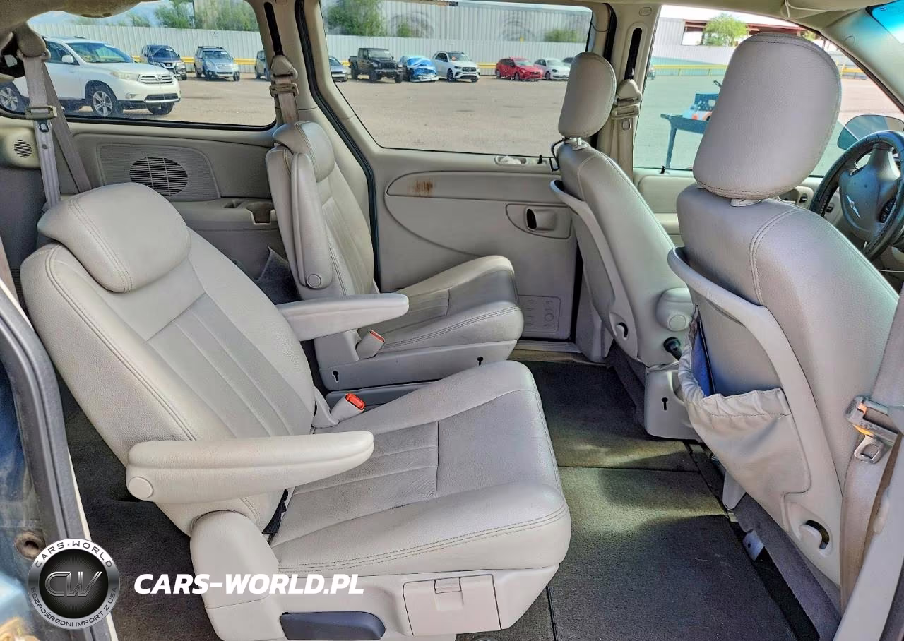 2005 Chrysler Town & Country Touring VIN:2C8GP54L05R249714 - 11
