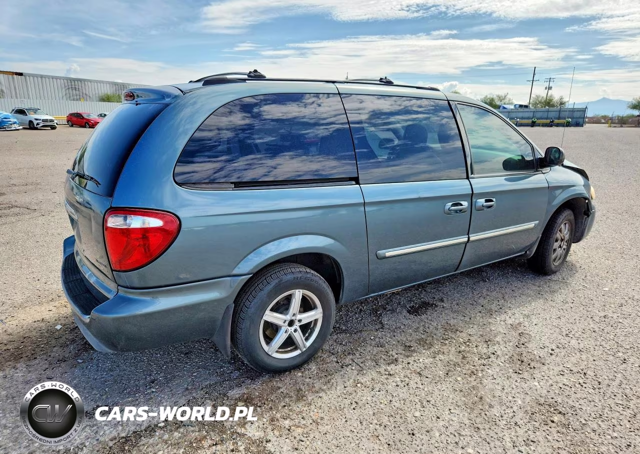 2005 Chrysler Town & Country Touring VIN:2C8GP54L05R249714 - 3