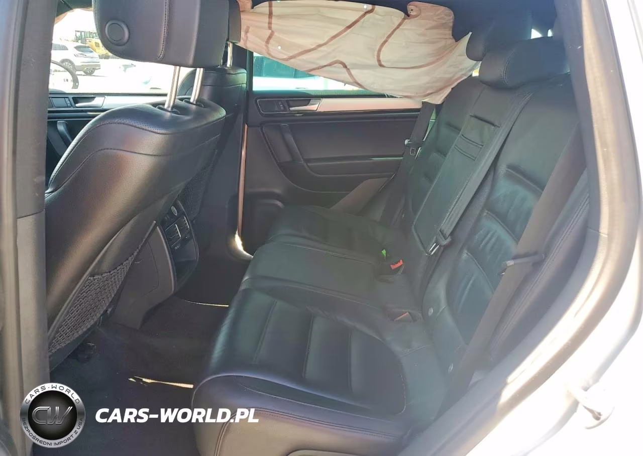 2017 Volkswagen Touareg Wolfsburg VIN:WVGRF7BPXHD004646 - 10
