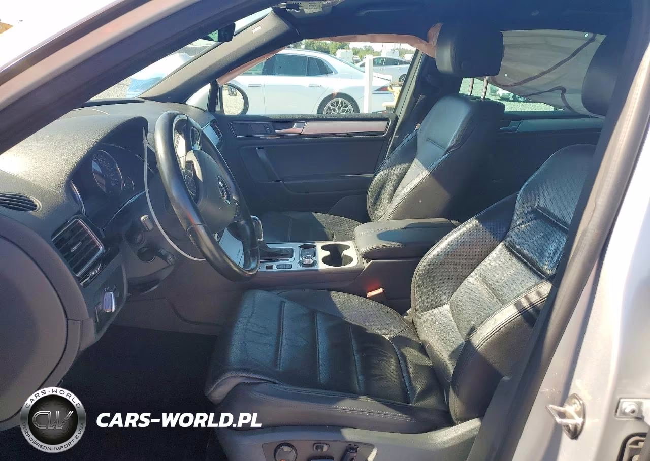 2017 Volkswagen Touareg Wolfsburg VIN:WVGRF7BPXHD004646 - 7