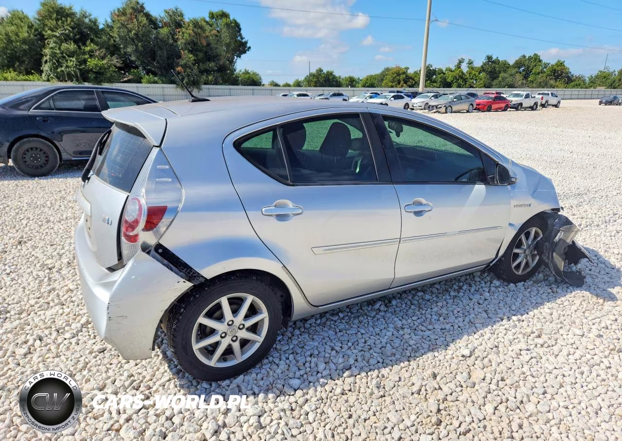 2013 Toyota Prius C Three VIN:JTDKDTB31D1528779 - 3