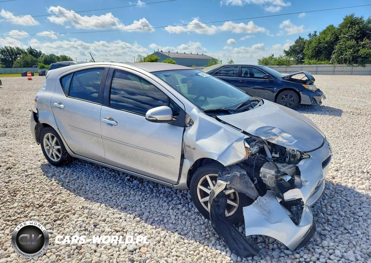 2013 Toyota Prius C Three VIN:JTDKDTB31D1528779 - 4
