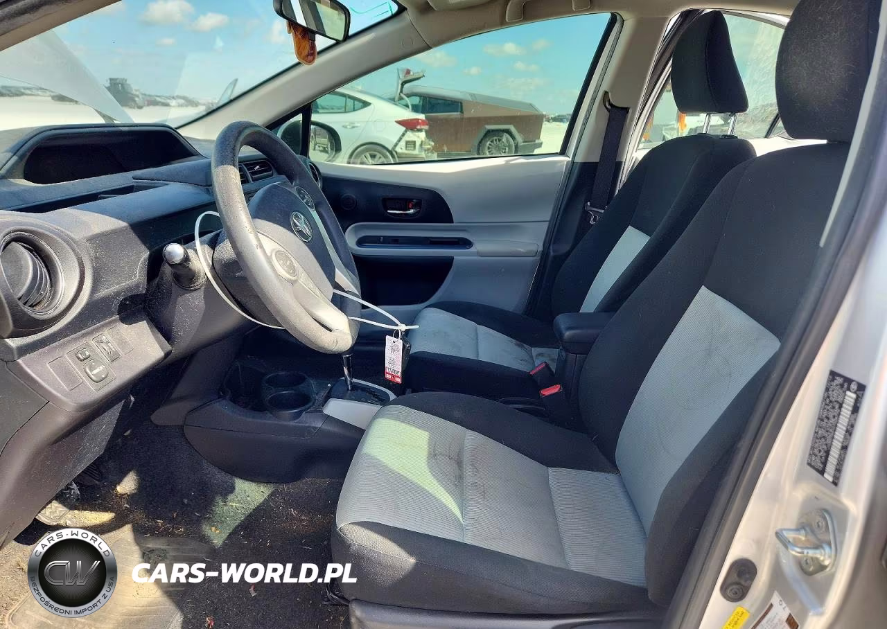 2013 Toyota Prius C Three VIN:JTDKDTB31D1528779 - 7