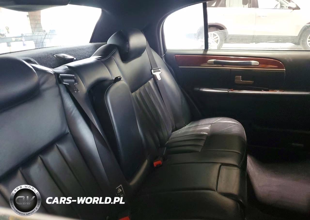 2003 Lincoln Town Car Executive L VIN:1LNHM84W03Y701322 - 10