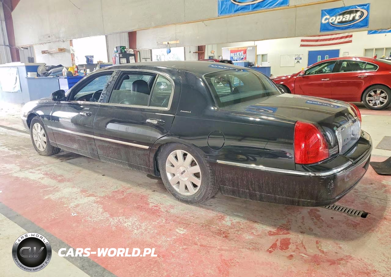 2003 Lincoln Town Car Executive L VIN:1LNHM84W03Y701322 - 2