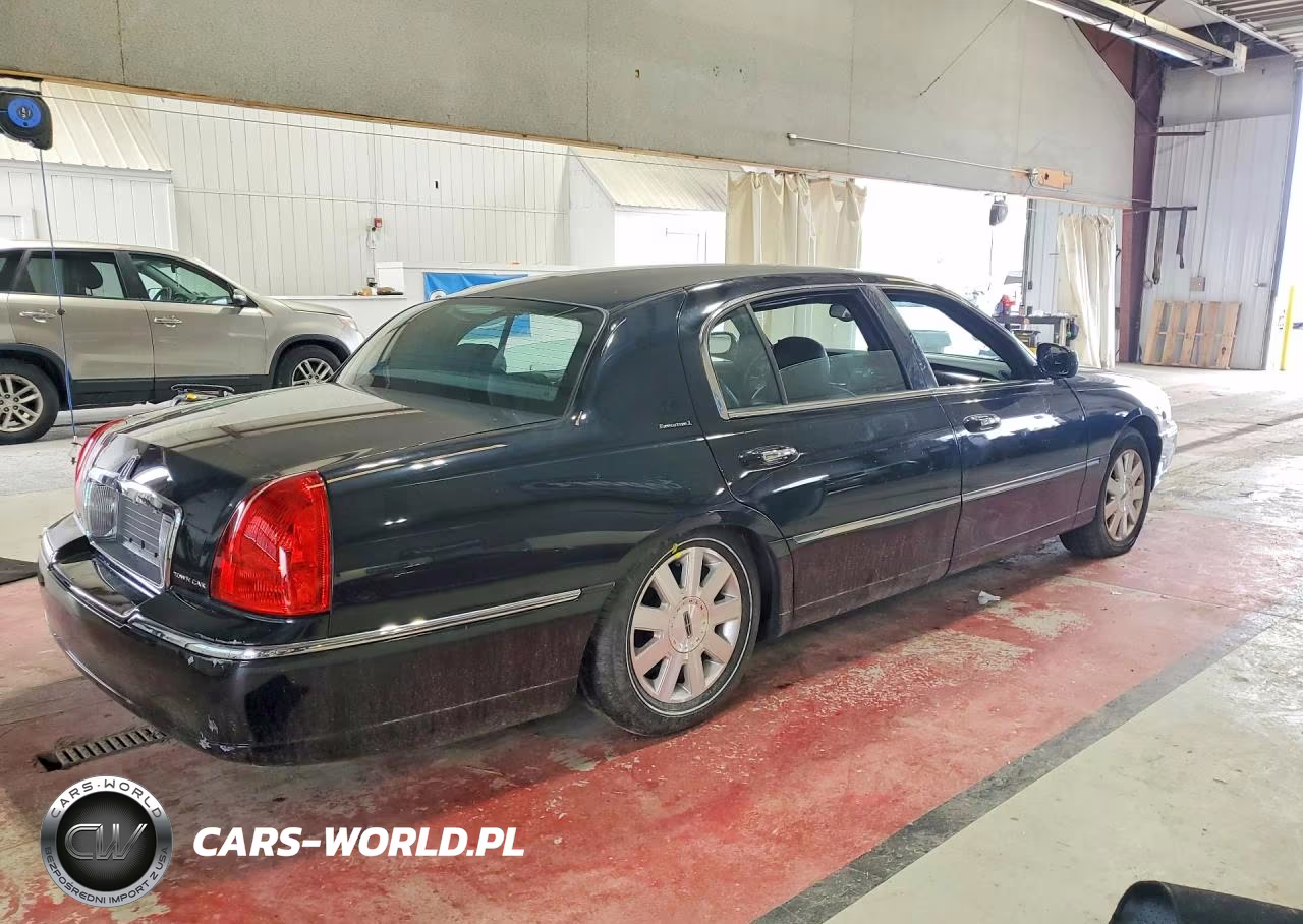 2003 Lincoln Town Car Executive L VIN:1LNHM84W03Y701322 - 3