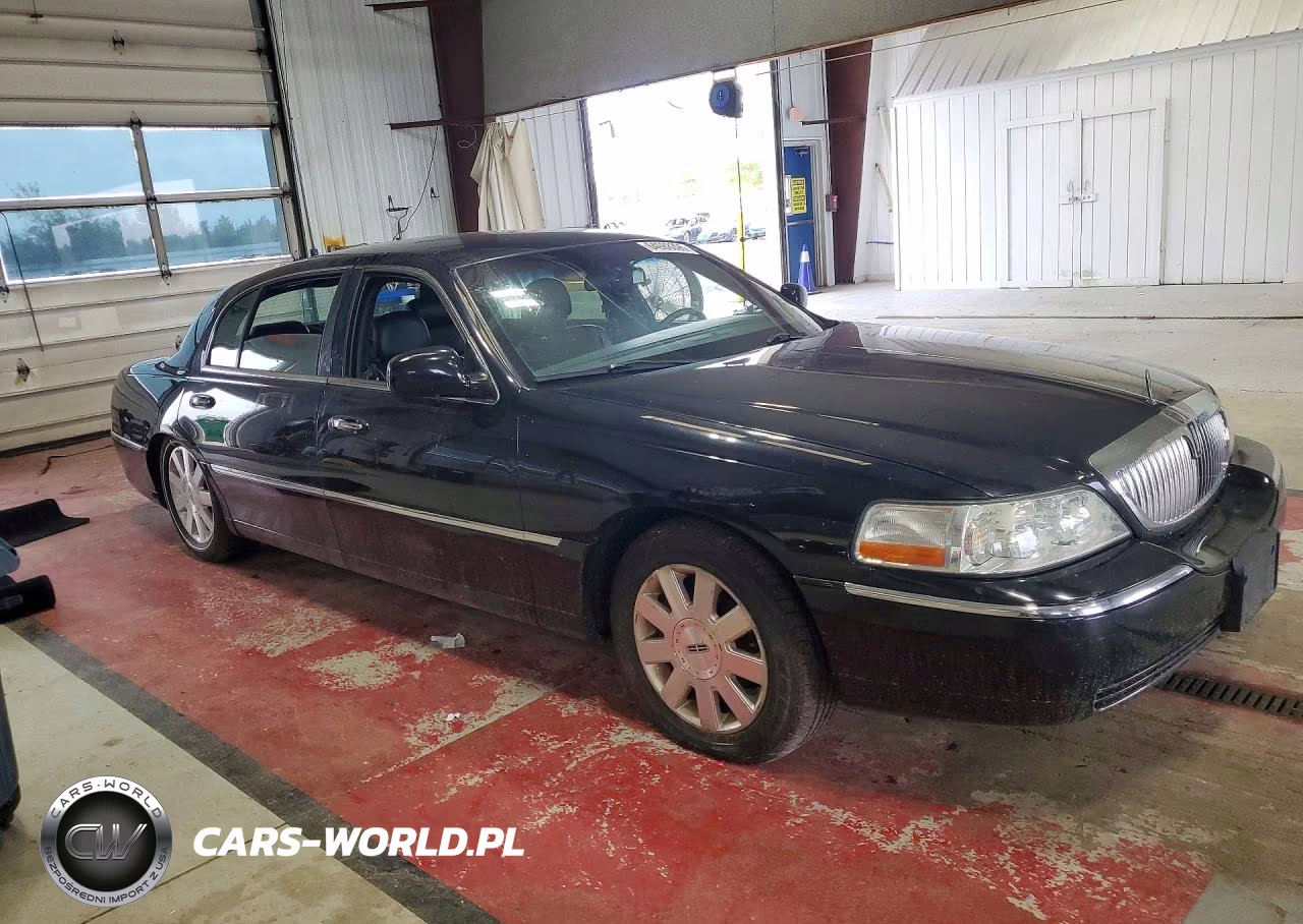 2003 Lincoln Town Car Executive L VIN:1LNHM84W03Y701322 - 4