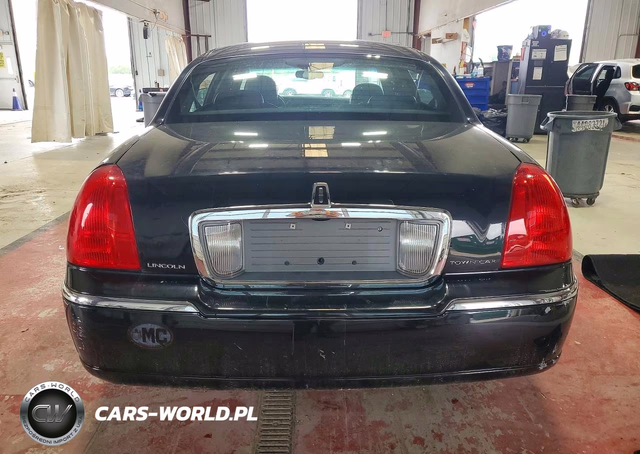 2003 Lincoln Town Car Executive L VIN:1LNHM84W03Y701322 - 6