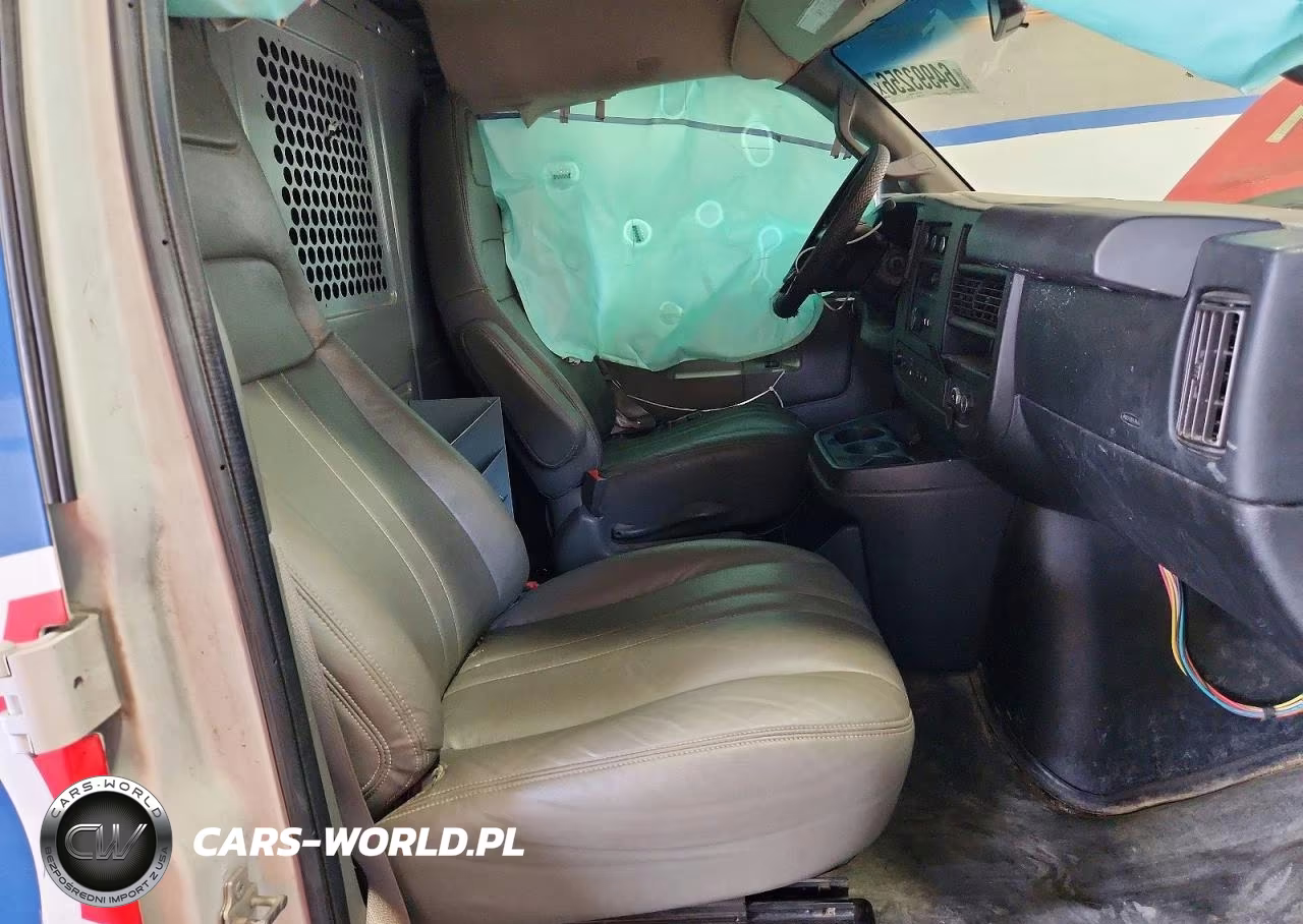 2018 Chevrolet Express G2500 VIN:1GCWGAFG5J1345570 - 7