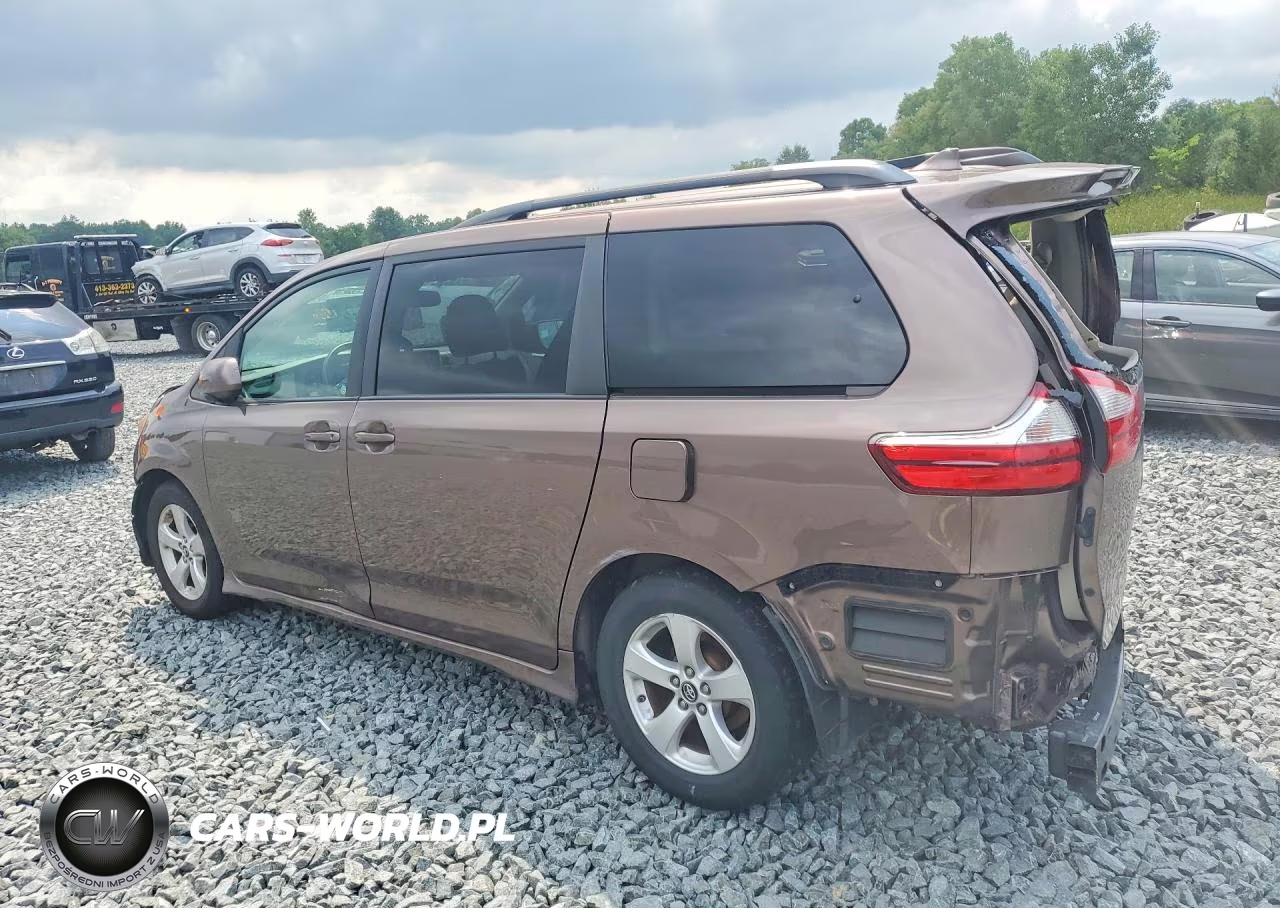 2018 Toyota Sienna Le VIN:5TDKZ3DC8JS915696 - 2
