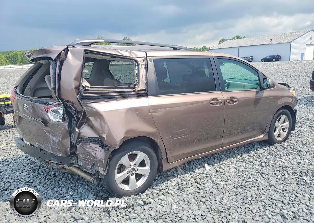 2018 Toyota Sienna Le VIN:5TDKZ3DC8JS915696 - 3