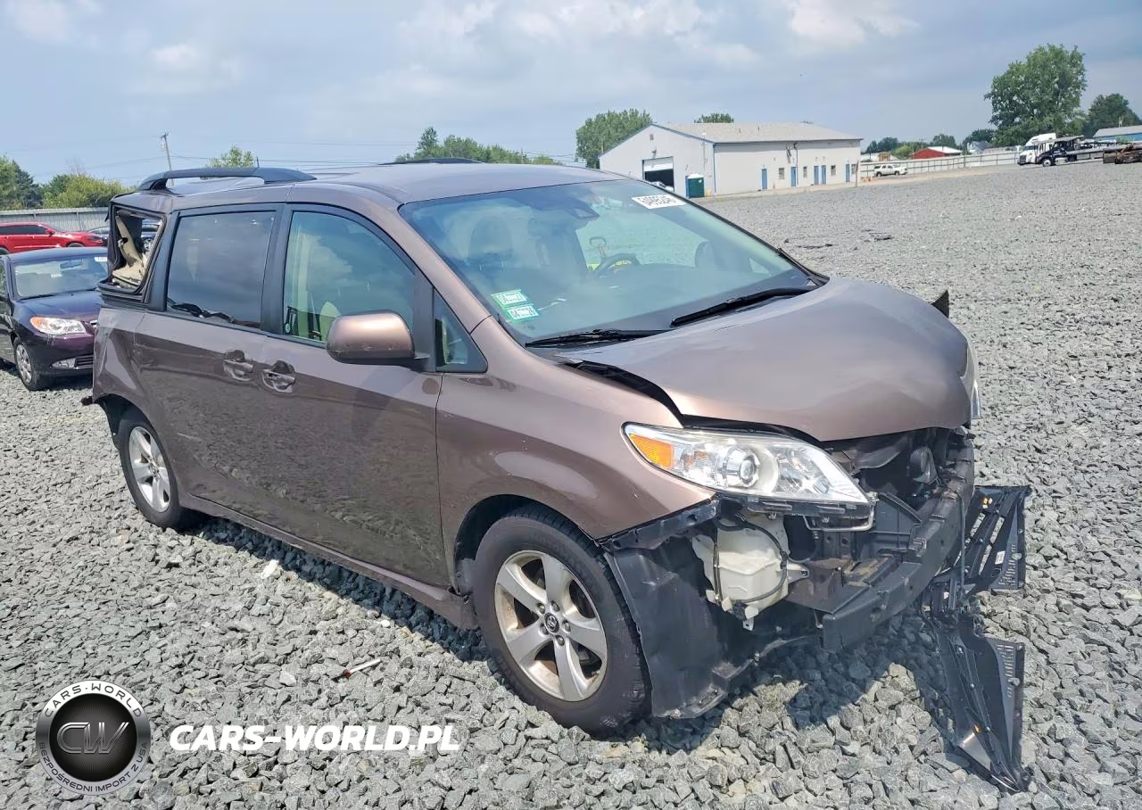 2018 Toyota Sienna Le VIN:5TDKZ3DC8JS915696 - 4