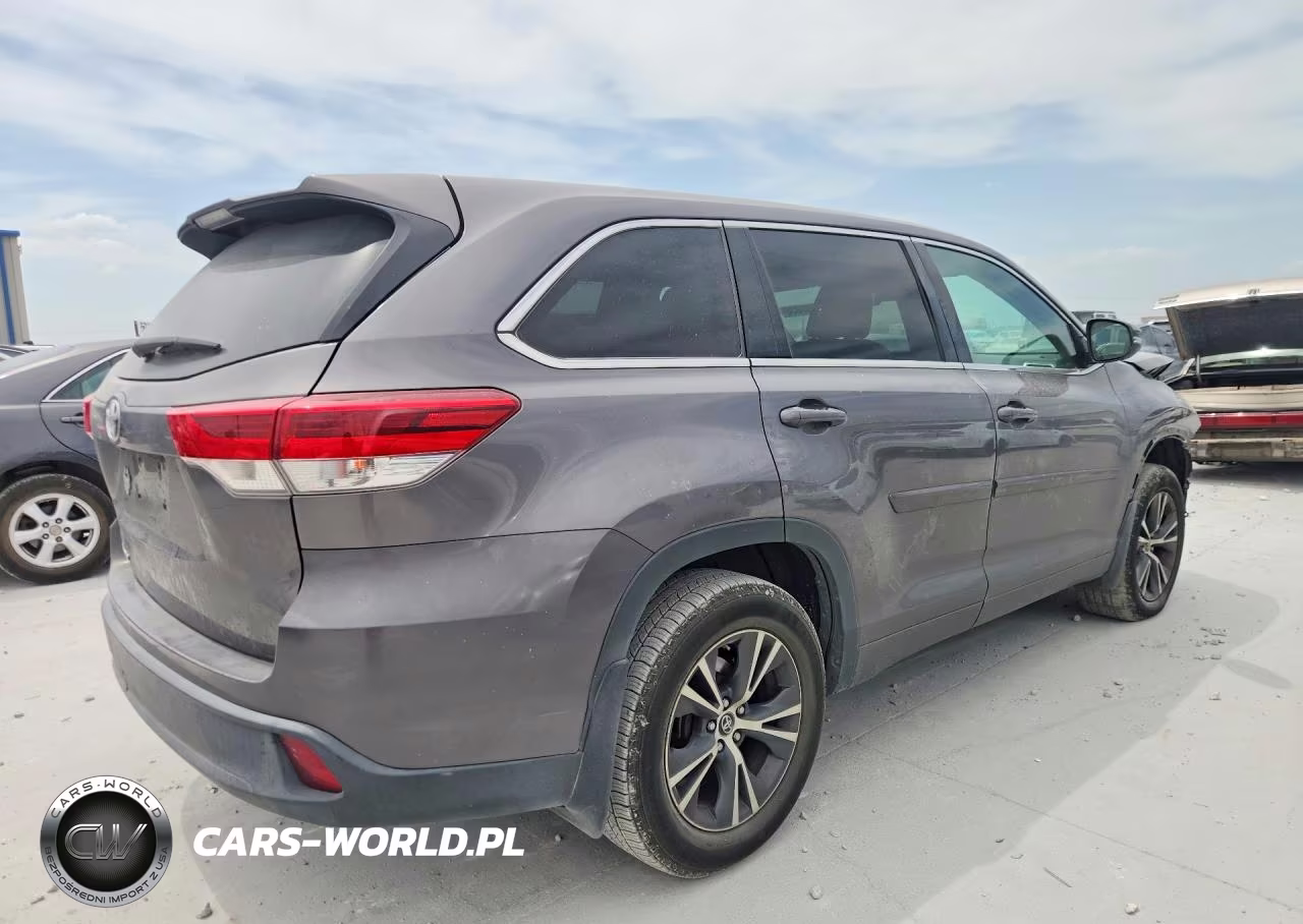 2018 Toyota Highlander Le VIN:5TDZZRFH1JS235424 - 3