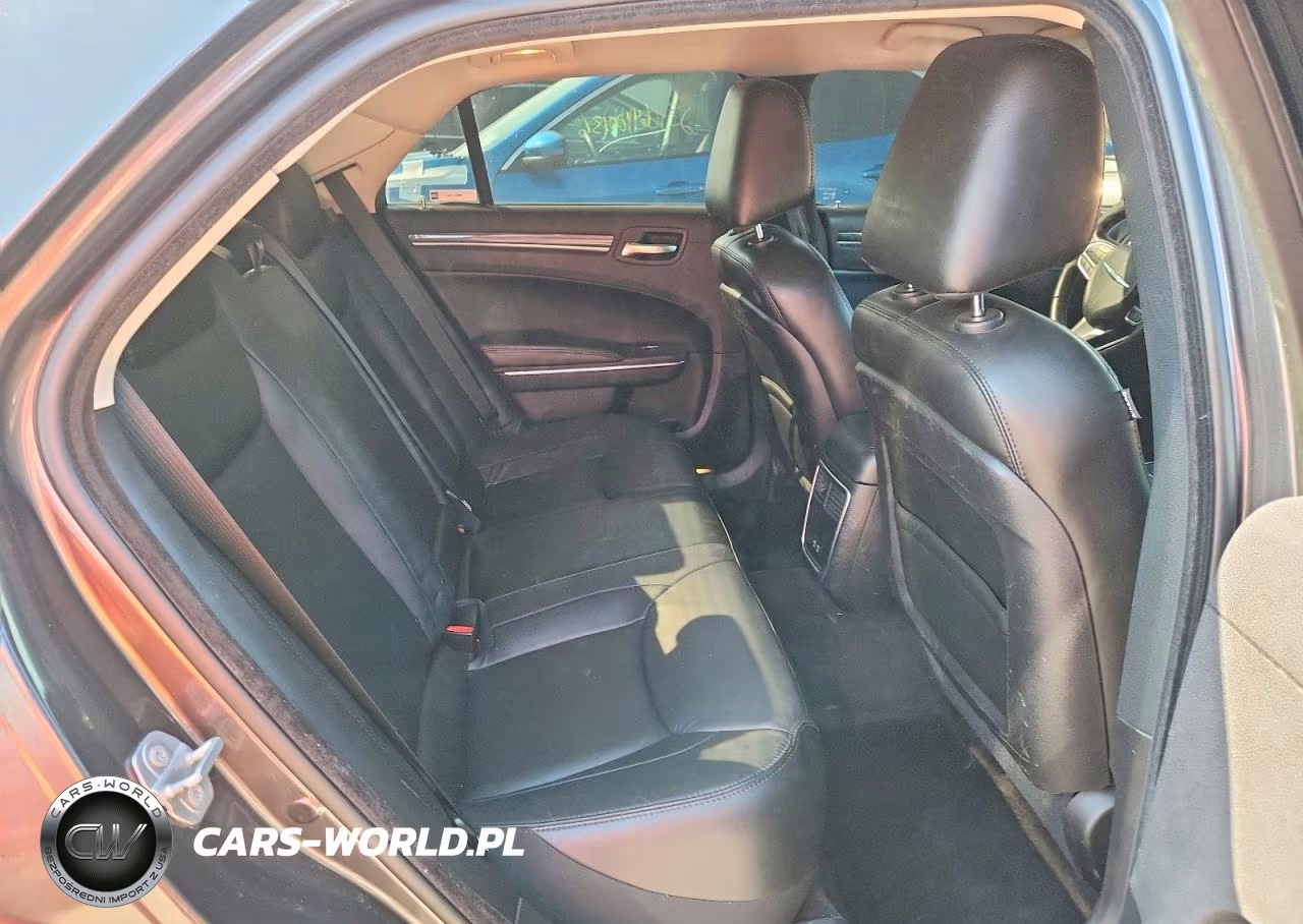 2018 Chrysler 300 Touring VIN:2C3CCARG0JH292292 - 10