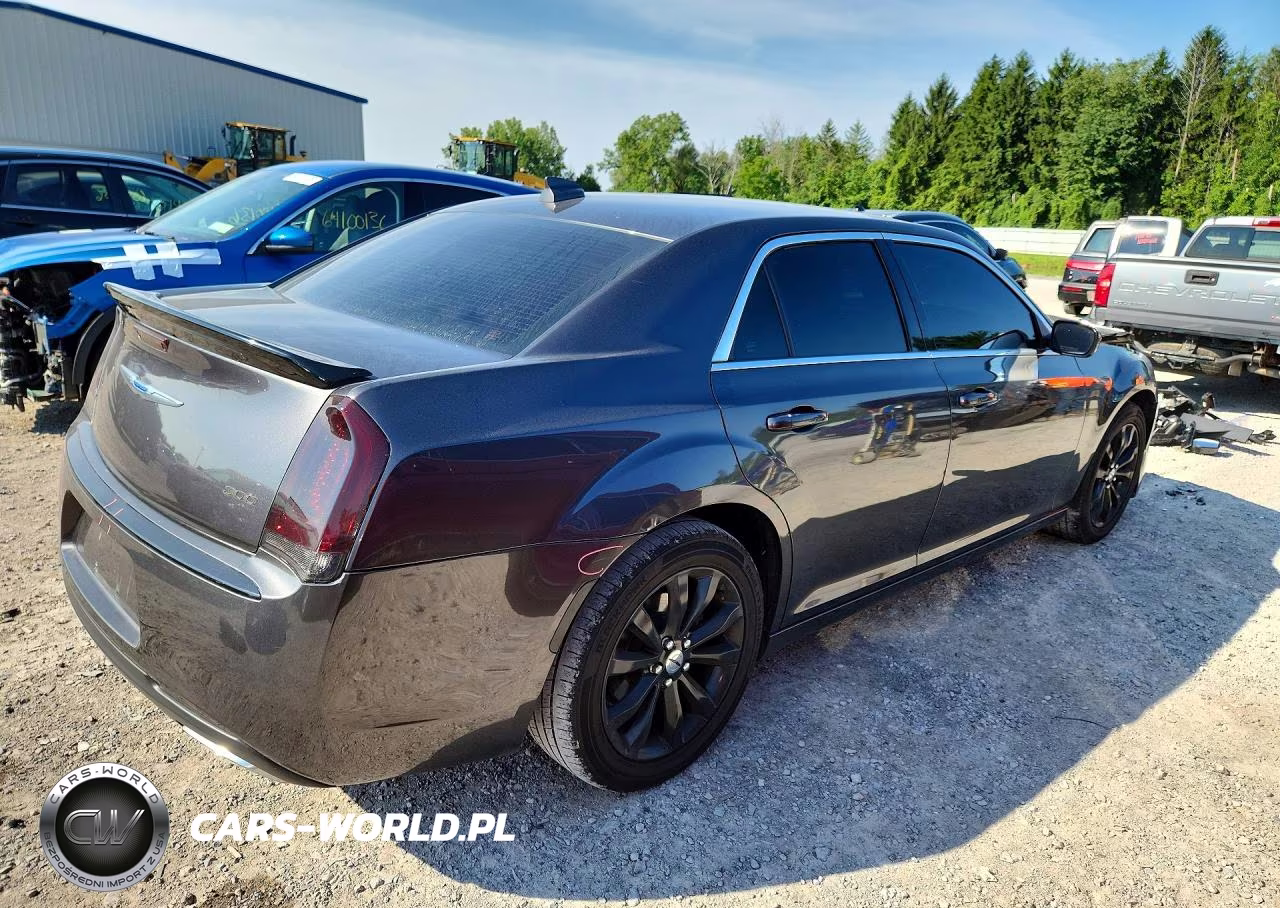 2018 Chrysler 300 Touring VIN:2C3CCARG0JH292292 - 3