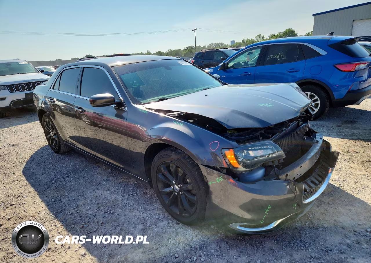 2018 Chrysler 300 Touring VIN:2C3CCARG0JH292292 - 4