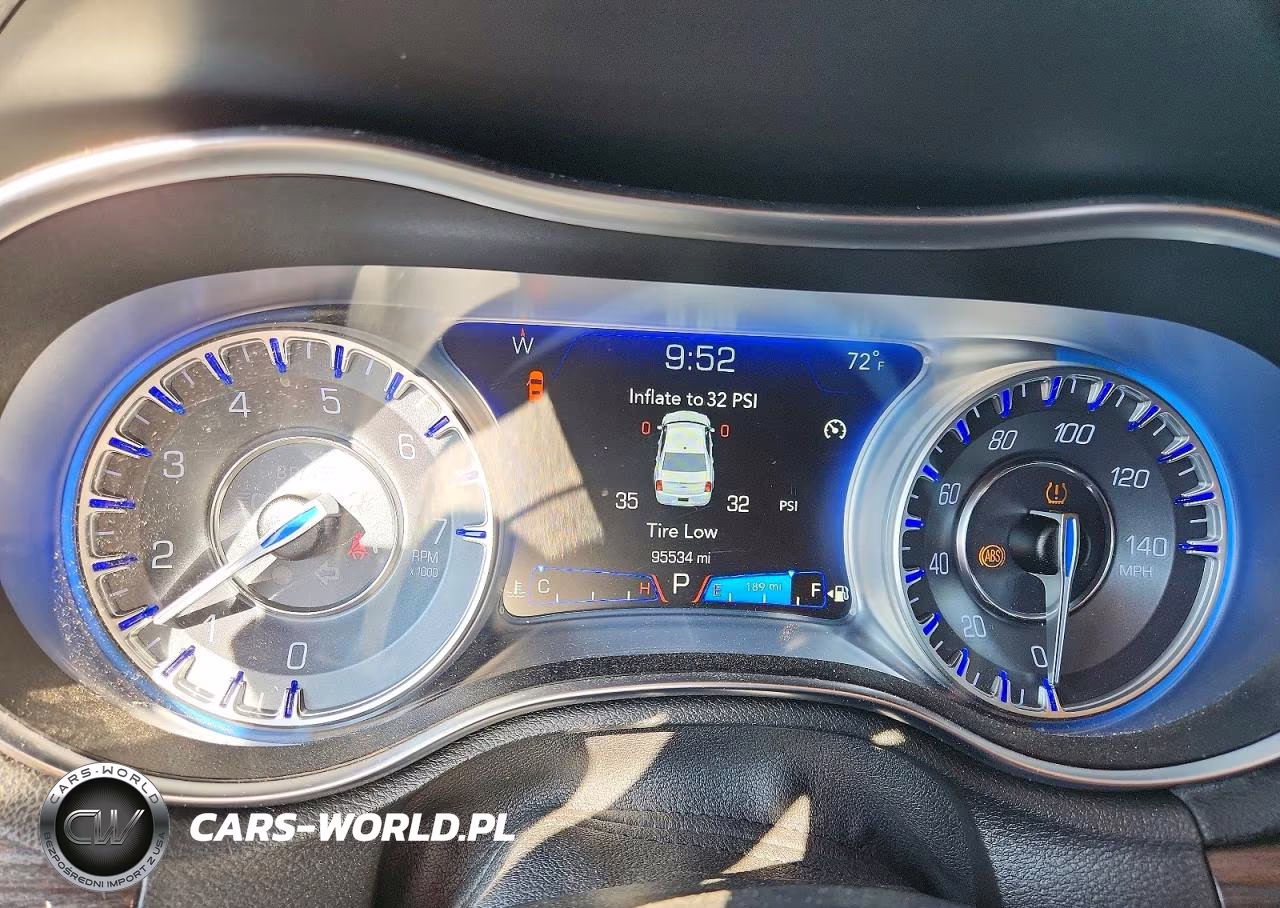2018 Chrysler 300 Touring VIN:2C3CCARG0JH292292 - 9