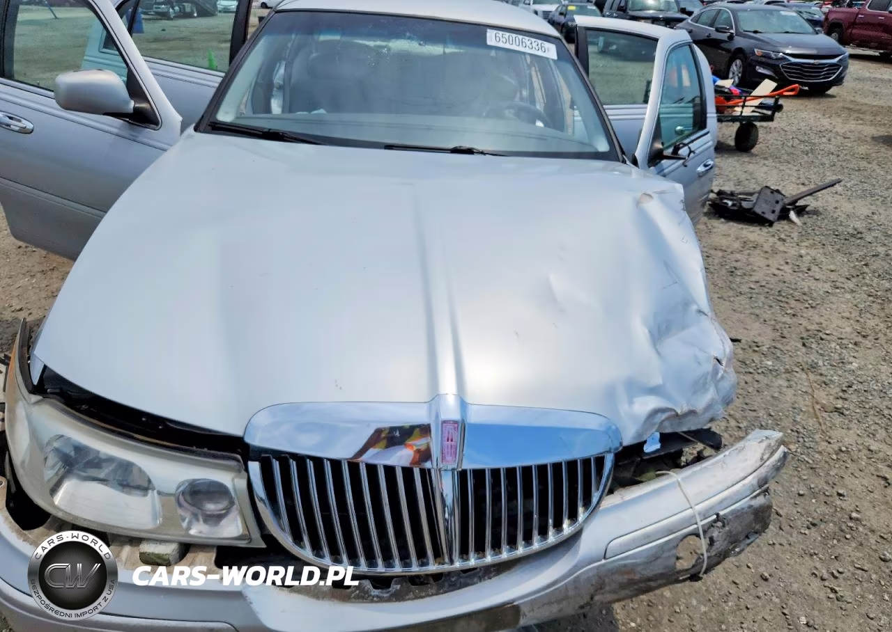 1998 Lincoln Town Car Signature VIN:1LNFM82W7WY665093 - 11