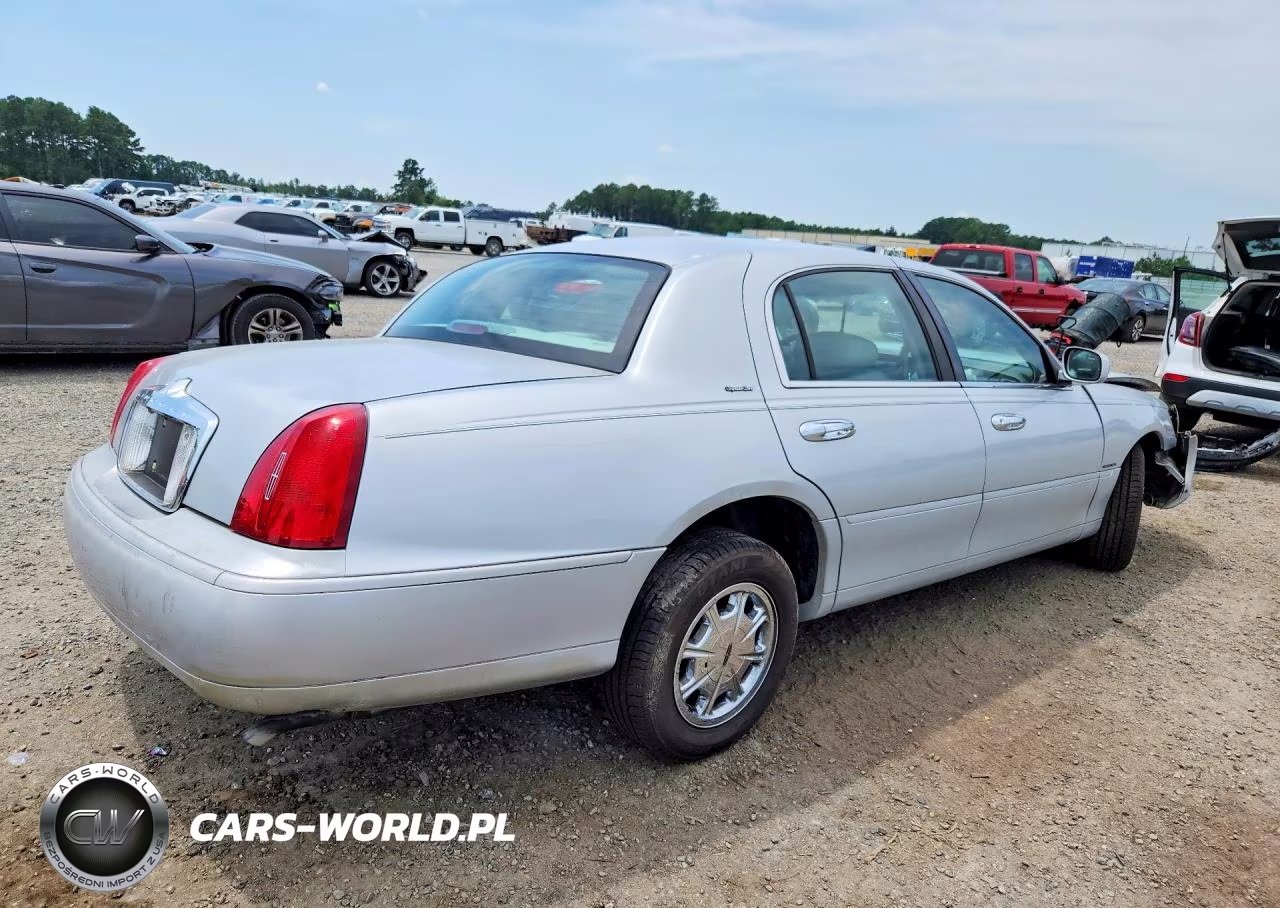 1998 Lincoln Town Car Signature VIN:1LNFM82W7WY665093 - 3