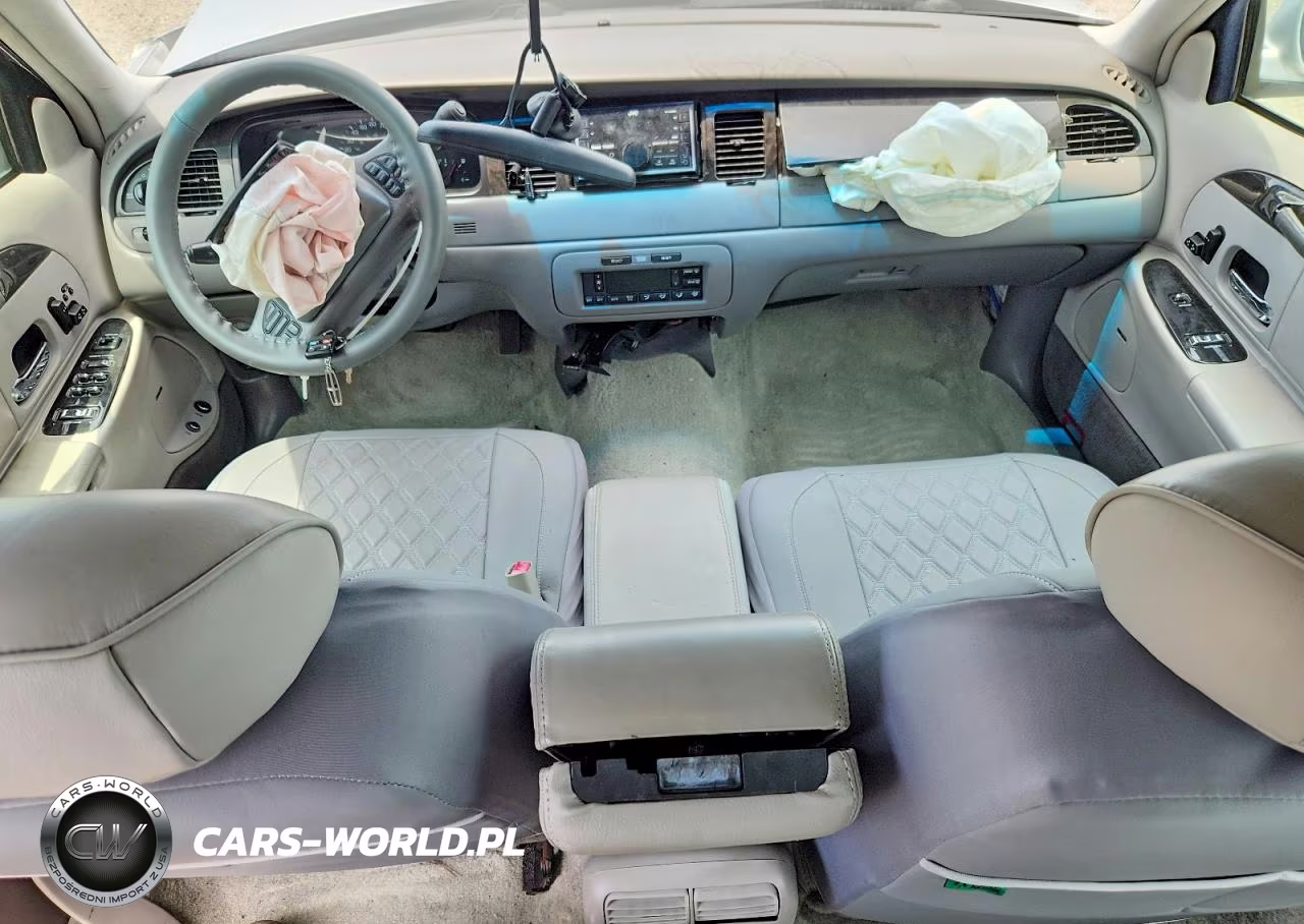 1998 Lincoln Town Car Signature VIN:1LNFM82W7WY665093 - 8