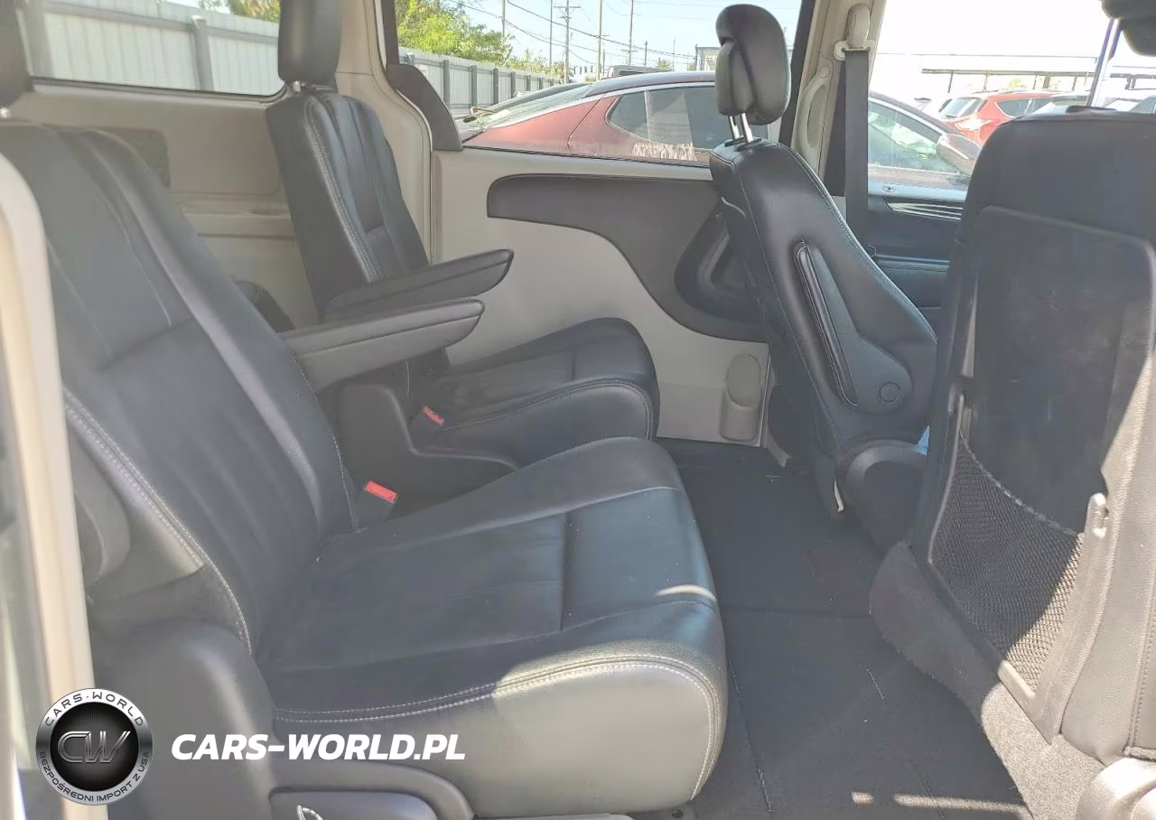 2016 Chrysler Town & Country Touring VIN:2C4RC1BG4GR157870 - 11