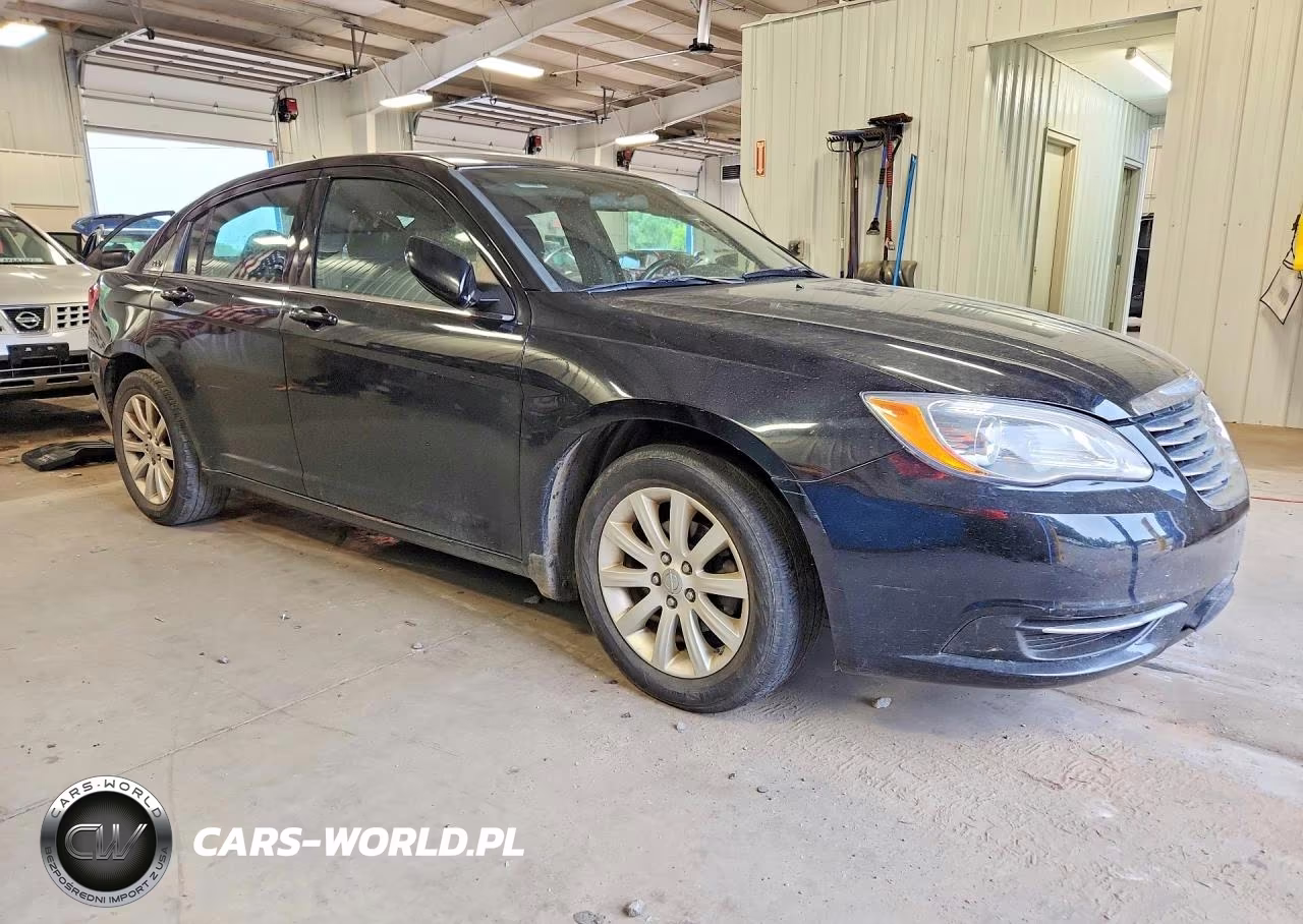 2014 Chrysler 200 Touring VIN:1C3CCBBB6EN186589 - 4