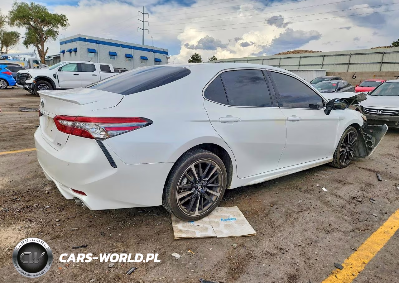 2018 Toyota Camry Xse VIN:4T1B61HK8JU148857 - 3