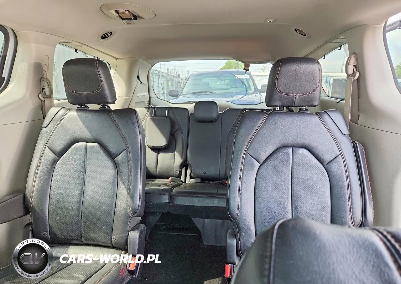 2018 Chrysler Pacifica Touring L VIN:2C4RC1BG8JR321077 - 10
