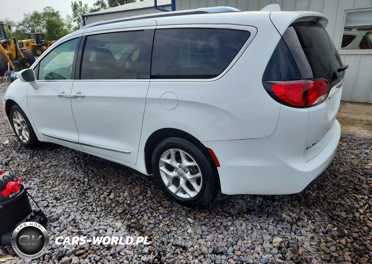 2018 Chrysler Pacifica Touring L VIN:2C4RC1BG8JR321077 - 2