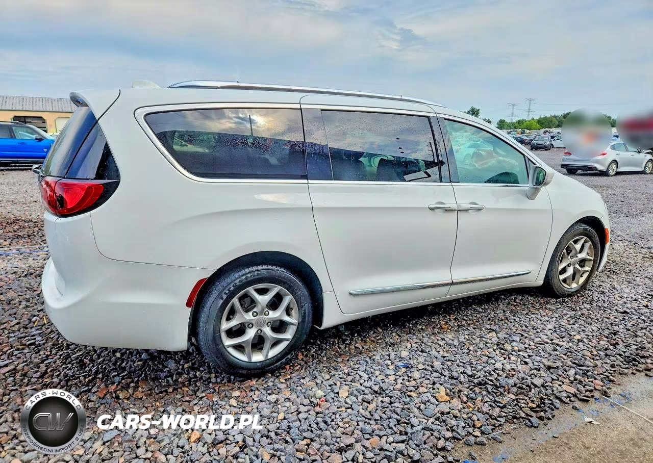 2018 Chrysler Pacifica Touring L VIN:2C4RC1BG8JR321077 - 3