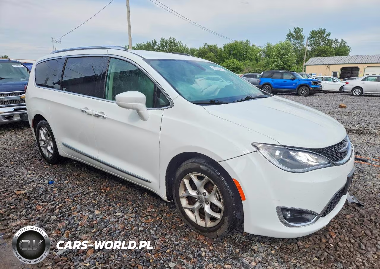 2018 Chrysler Pacifica Touring L VIN:2C4RC1BG8JR321077 - 4