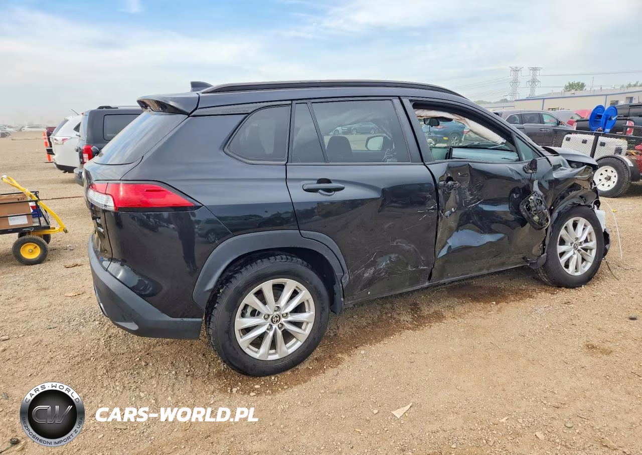 2022 Toyota Corolla Cross Le VIN:7MUCAABG9NV024673 - 3
