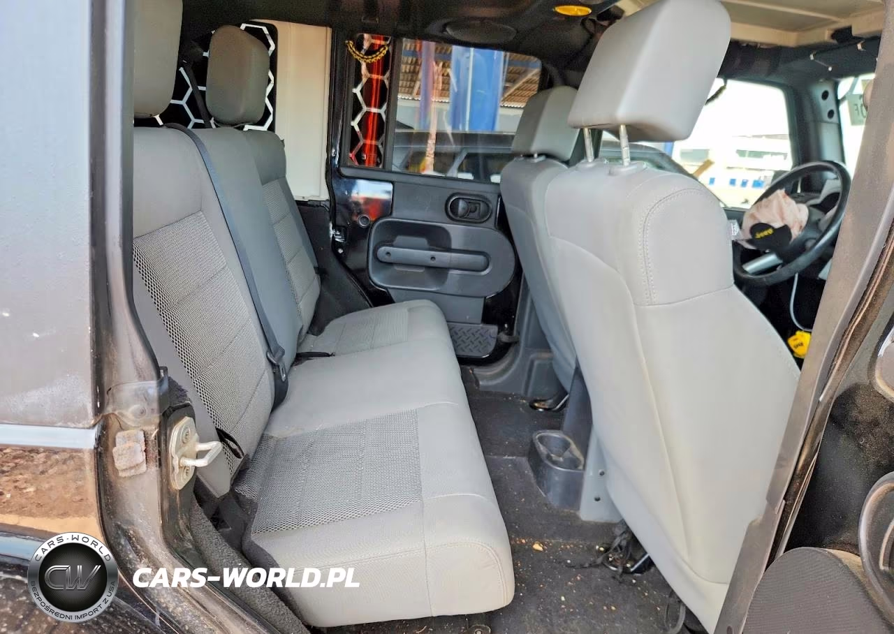 2008 Jeep Wrangler Unlimited Sahara VIN:1J4GA591X8L540612 - 11
